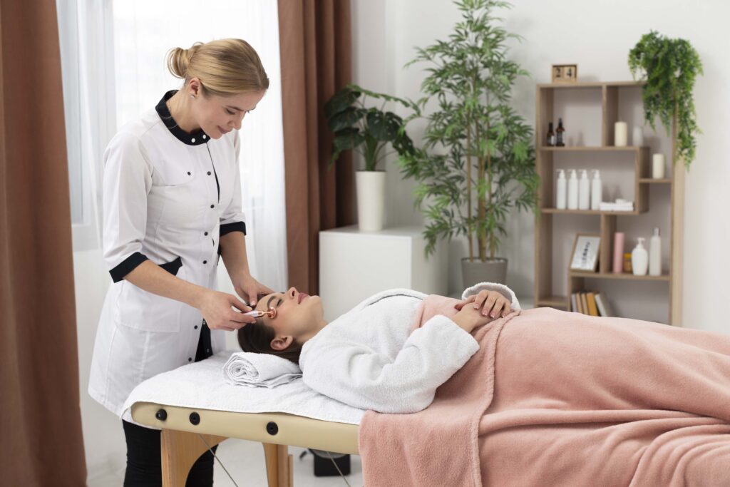 masseur-taking-care-her-client